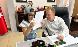 Yazdığı hikaye kitabını Müdür Gülşen’e okudu