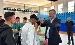 Voleybol turnuvasında dereceye girenler ödüllendirildi