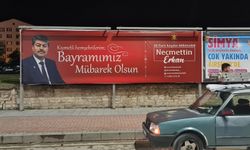 Kırşehir’de “Ulaşılabilir siyaset” örneği!.. Milletvekili Erkan cep telefonunu bilboardlarla paylaştı
