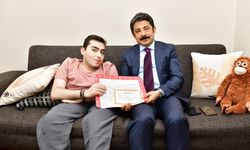 Vali Demiryürek, Cengizhan’ın karnesini evinde teslim etti