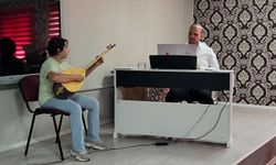 Yetenek sınavında moral desteği verdi!