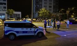 Kamyonetin çarptığı yaya, otomobilin altında kaldı