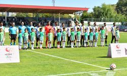 Futbol okulu öğrencileri, Ağrıspor maçında seremonide yer aldı