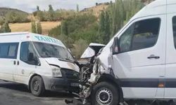 İki minibüs çarpıştı, çok sayıda kişi yaralandı