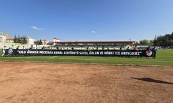 Takımlar Sahaya: “Atatürk’e saygı” pankartıyla çıktılar