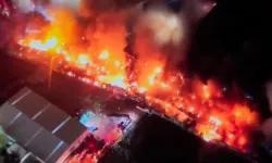 Korkutan Fabrika Yangını! Alevler Gökyüzünü Sardı, Müdahale Saatlerdir Sürüyor