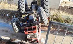 Devrilen traktörün sürücüsü öldü