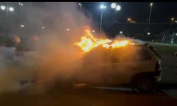 Park halindeki otomobilde çıkan yangın söndürüldü