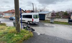 Minibüs ile çarpışan motosikletin sürücüsü yaralandı