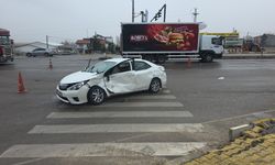 Tır ile otomobilin çarpışması sonucu 4 kişi yaralandı