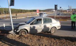 Trafik ışığı direğine çarpan otomobildeki 2 kişi yaralandı