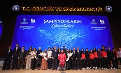 Bakan Bak, şampiyon sporcuların anneleriyle buluştu