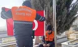 Jandarma, şehit kabirlerinde bayrakları yeniledi