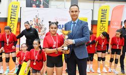 Kaman Şehit Bayram Kara Ortaokulu voleybolda il ikincisi oldu