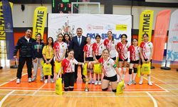 KÜÇÜK KIZLAR VOLEYBOLDA ZİRVE YİNE CUMHURİYET’İN