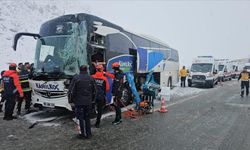 Otobüs tıra çarptı, ekipler seferber oldu