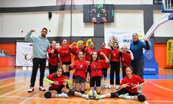 KÜÇÜK KIZLAR VOLEYBOLUNDA ÇEYREK FİNAL MAÇLARI OYNANDI