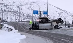 Meyve Yüklü Kamyonet Takla Attı, Portakallar Yola Saçıldı