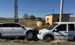 Hafif Ticari Araç ile Otomobil Çarpıştı