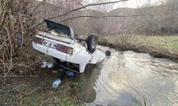 Kontrolden Çıkan Araç Dereye Uçtu, Genç Sürücü Hastaneye Kaldırıldı