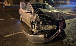 Otomobil ile Hafif Ticari Araç Çarpıştı: 4 Kişi Ambulansla Hastaneye Kaldırıldı