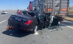 Savrulan otomobil park halindeki tıra çarptı, 2 ölü 2 yaralı