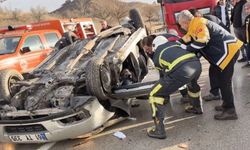 Savrulan otomobil tırla çarpıştı kazada 1'i bebek 4 kişi yaralandı