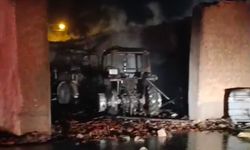 Kırşehir'in Mucur ilçesinde yangın: 2 traktör ve tarım aletleri kül oldu