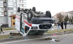 Ambulans savruldu, sağlık personeli yaralandı