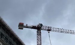 Kırşehir'de "Maaşımı alamıyorum" dedi, vincin tepesine çıktı