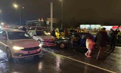 Direksiyon Hakimiyetini Kaybeden Sürücü 5 Araca Çarptı: 2 Yaralı