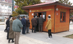 Cacabey Meydanında Ekmek Kuyruğu