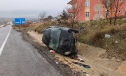 Otomobil Şarampole Devrildi: Sürücü Kurtuldu, Araç Zarar Gördü