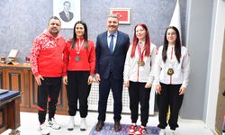 ŞAMPİYON BOKSÖRLERDEN İL MÜDÜRÜ ÇAKMAKÇI’YA ANLAMLI ZİYARET