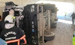 Yerel yönetimlere ait tır kazasında 4 kişi yaralandı