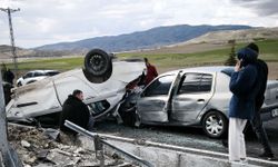 Çarpışmanın Etkisiyle Savrulan Araçlardan Biri Refüje Çarpıp Devrildi: 3 Yaralı