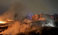 Boş Arazide Hurdalar Alev Alev…Sebebi Araştırılıyor