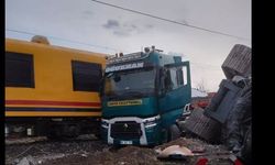 Lokomotif Tıra Çarptı, Makinistler Hastanede