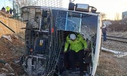 Minibüs Şarampole Yuvarlandı, 5 Kişi Yaralandı