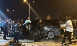 Motor yola savruldu, trafik ışığı devrildi: 1'i ağır 7 kişi yaralandı