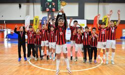 Ömer Halisdemir Ortaokulu Futsalda yine şampiyon