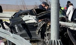 Otomobil Bariyere Çarptı, 2 Kişi Hastaneye Kaldırıldı