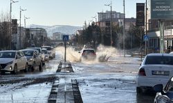 Patlayan ana su borusu trafiği aksattı