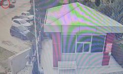 Savrulan Araç Tabelaya ve Park Halindeki Otomobile Çarptı