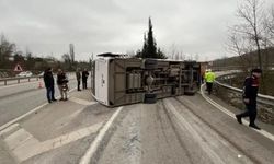 Servis Midibüsü Devrildi: 1 Ölü, 20 Yaralı