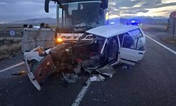 Yolcu otobüsüyle otomobil çarpıştı: 1 öldü, 2 yaralı