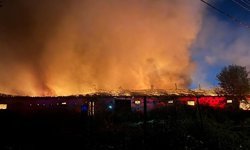 Alevler Yükselirken Maçtan Kopmadılar: Araçlar ve Evler Kül Oldu