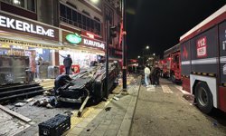 Kontrolden Çıkan Araç Market ve Kuruyemiş Dükkanına Çarptı