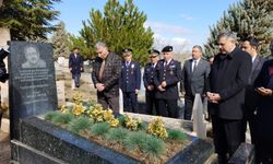 Bakan Çiftçi, Neşet Ertaş’ın Kabrini Ziyaret Etti