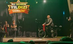 Başkan Ekicioğlu Sahneye Bisikletle Girdi: Alkış Tufanı Koptu!